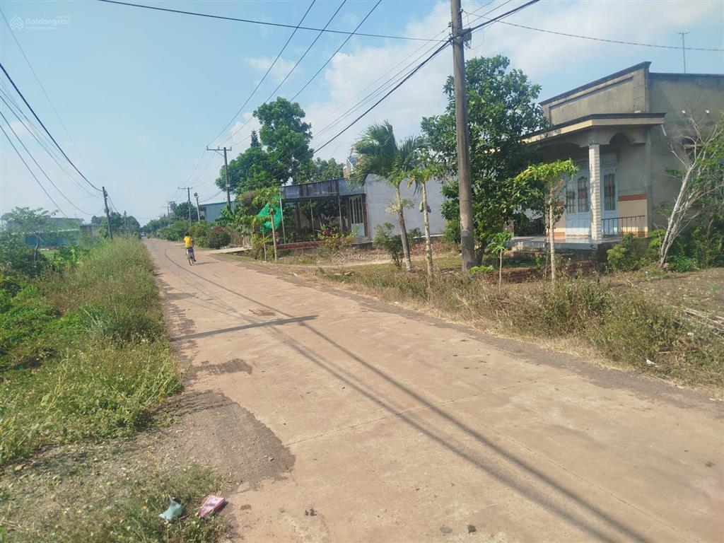 Cần tiền bán mảnh đất thổ cư giá 548 triệu  cách ql1a 750m