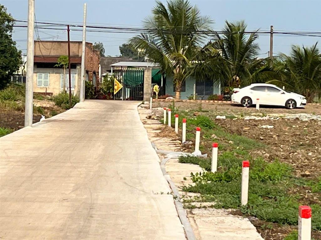 Cần tiền bán mảnh đất bên ấp bình xuân phú, giá hơn 500tr, thổ cư 100%, xây dựng tự do