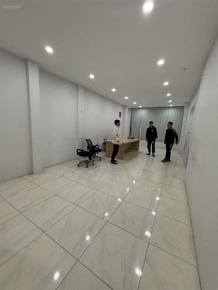 Cho thuê văn phòng 19 trần quang diệu  hoàng cầu 50m2 giá 8 triệu 0389 930 ***
