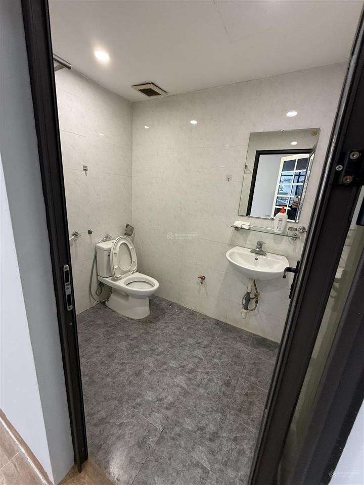 Chính chủ cho thuê văn phòng 81 hoàng cầu 50 m2, có thang máy, hầm xe giá 8 triệu/tháng 0389 930 ***