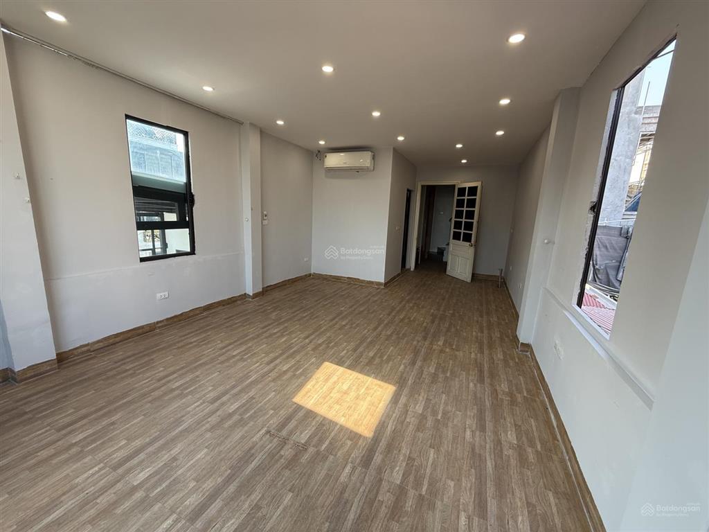 Chính chủ cho thuê văn phòng 81 hoàng cầu 50 m2, có thang máy, hầm xe giá 8 triệu/tháng 0389 930 ***