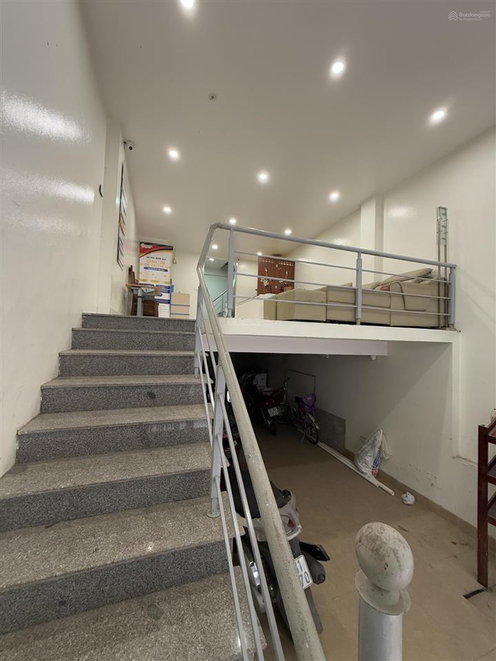 Chính chủ cho thuê văn phòng 81 hoàng cầu 50 m2, có thang máy, hầm xe giá 8 triệu/tháng 0389 930 ***
