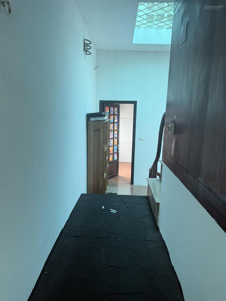 Cho thuê văn phòng đủ đồ sofa bàn ghế điều hoà 40 m2 chỉ 7 triệu có thang máy 0389 930 ***