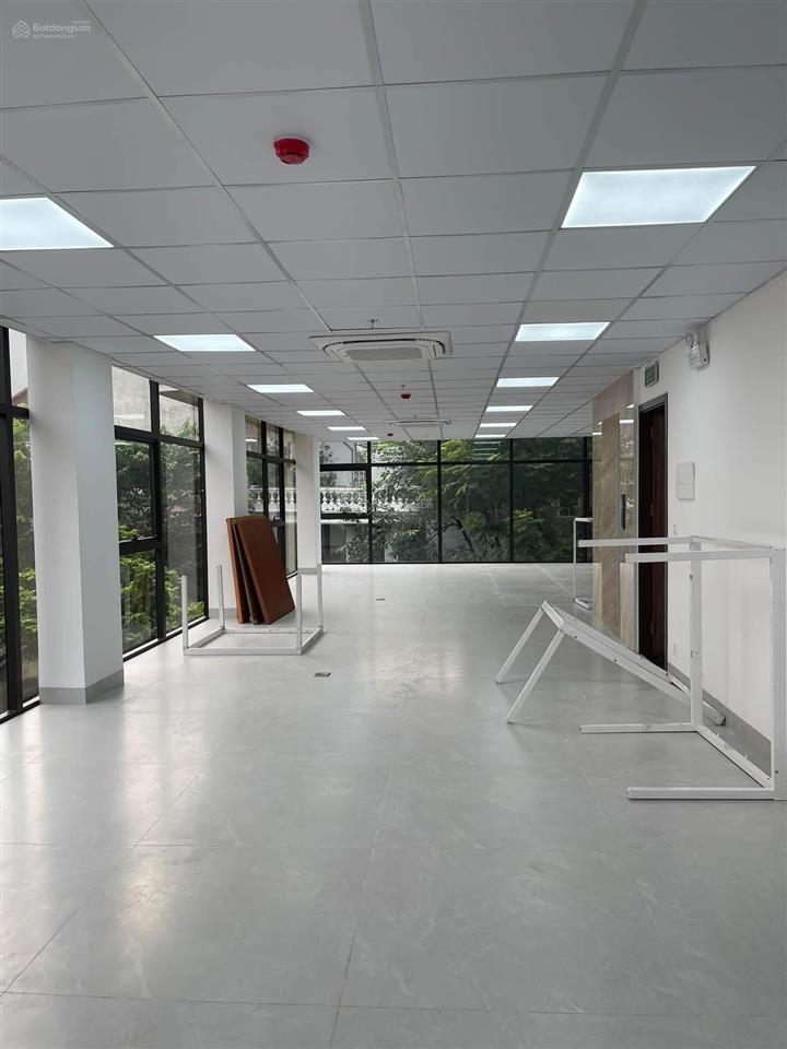Cho thuê mbkd  văn phòng công viên hoàng cầu 100 m2 giá 26 triệu 0389 930 ***