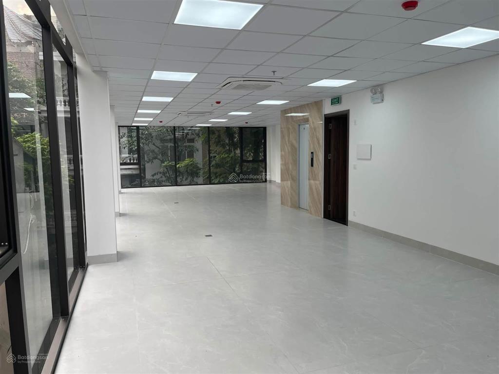 Cho thuê mbkd  văn phòng công viên hoàng cầu 100 m2 giá 26 triệu 0389 930 ***