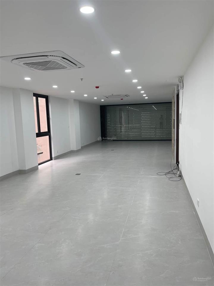 Cho thuê mbkd  văn phòng công viên hoàng cầu 100 m2 giá 26 triệu 0389 930 ***
