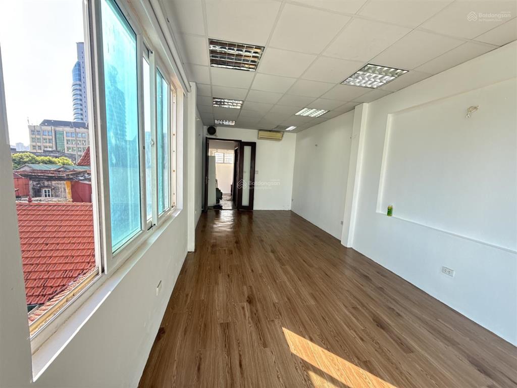 Cho thuê sàn văn phòng 91 nguyễn chí thanh 50 m2 chỉ 8 triệu 0389 930 *** thang máy wc cuối nhà.