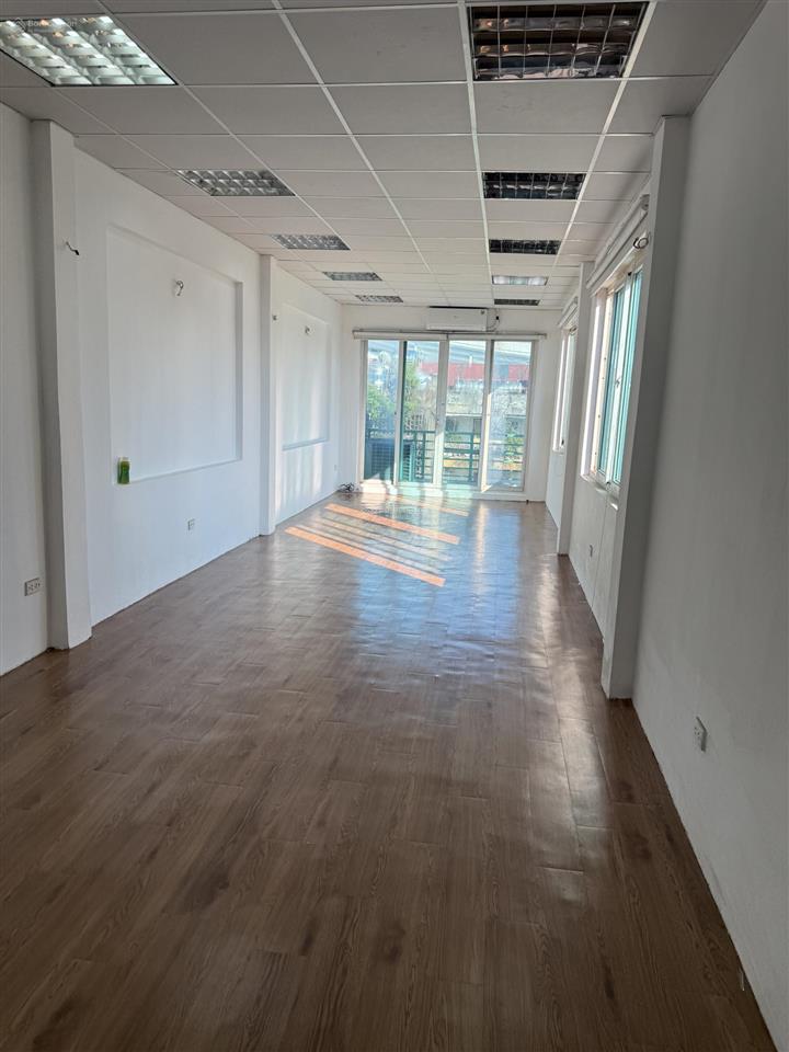 Cho thuê sàn văn phòng 91 nguyễn chí thanh 50 m2 chỉ 8 triệu 0389 930 *** thang máy wc cuối nhà.