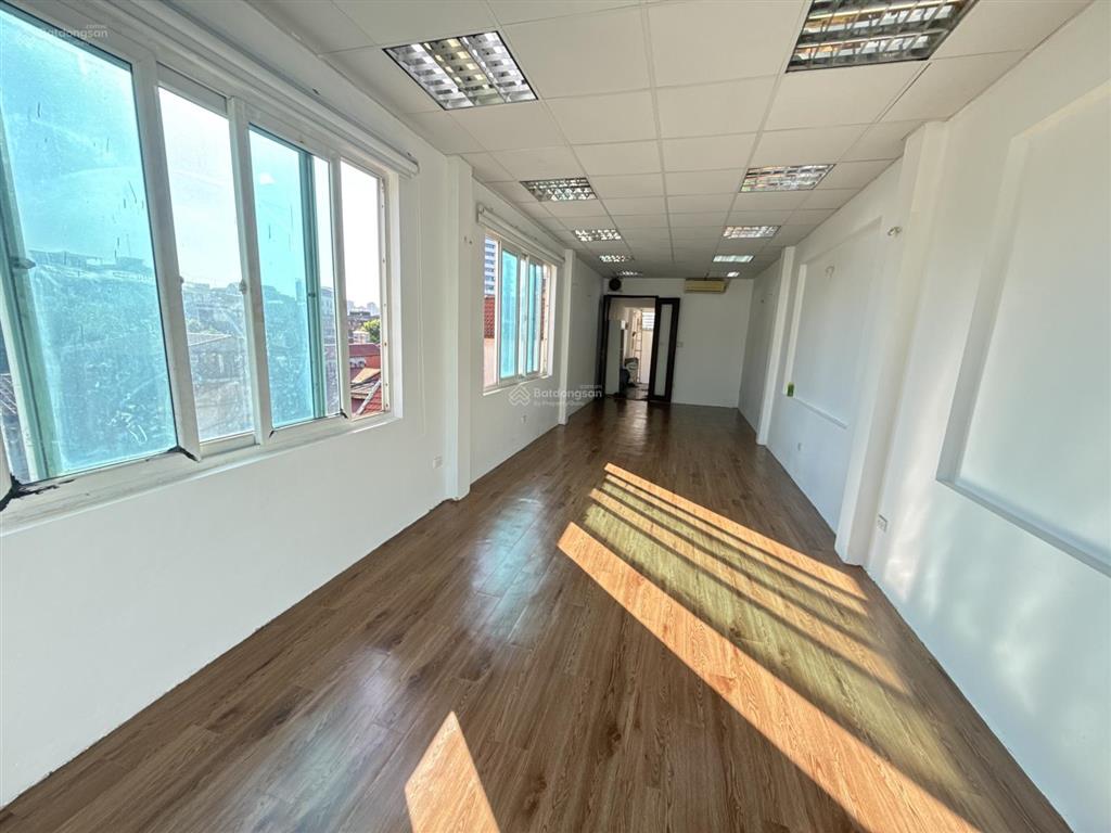Cho thuê sàn văn phòng 91 nguyễn chí thanh 50 m2 chỉ 8 triệu 0389 930 *** thang máy wc cuối nhà.