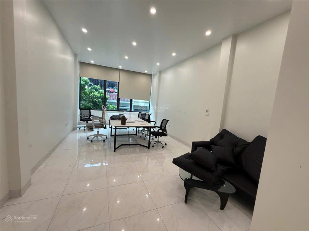 Chính chủ cho thuê vp 81 hoàng cầu 55 m2 giá 8,5 triệu/tháng có thang máy chỗ để xe 0977 227 ***