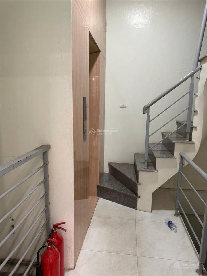 Chính chủ cho thuê vp 81 hoàng cầu 55 m2 giá 8,5 triệu/tháng có thang máy chỗ để xe 0977 227 ***