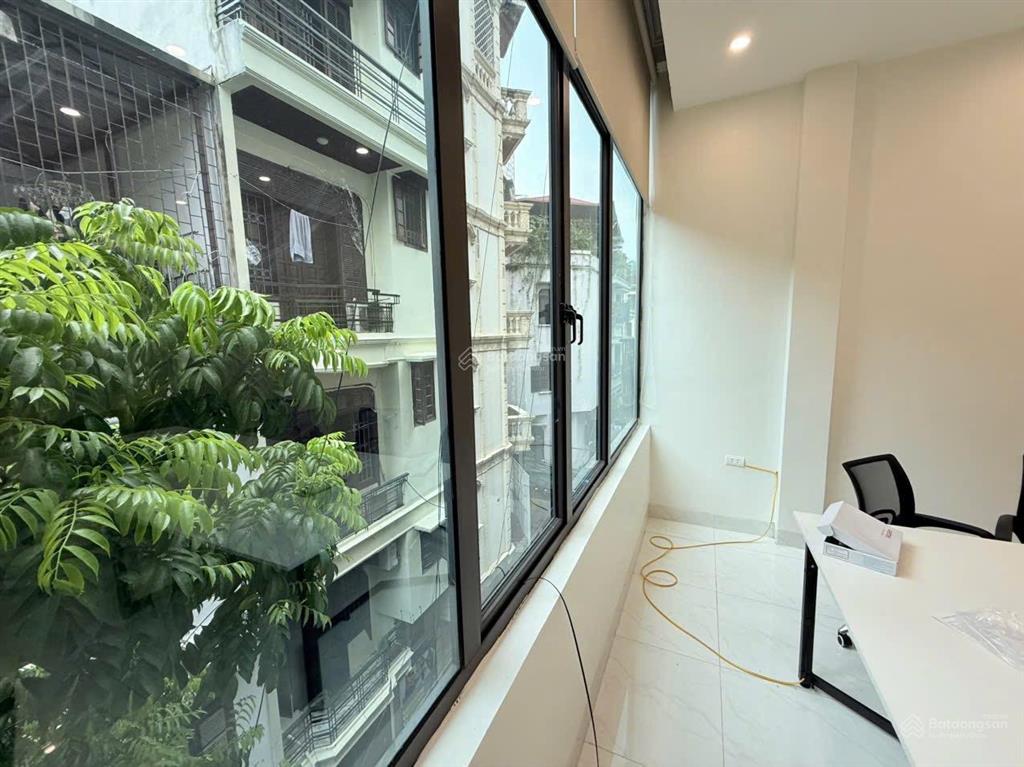 Chính chủ cho thuê vp 81 hoàng cầu 55 m2 giá 8,5 triệu/tháng có thang máy chỗ để xe 0977 227 ***
