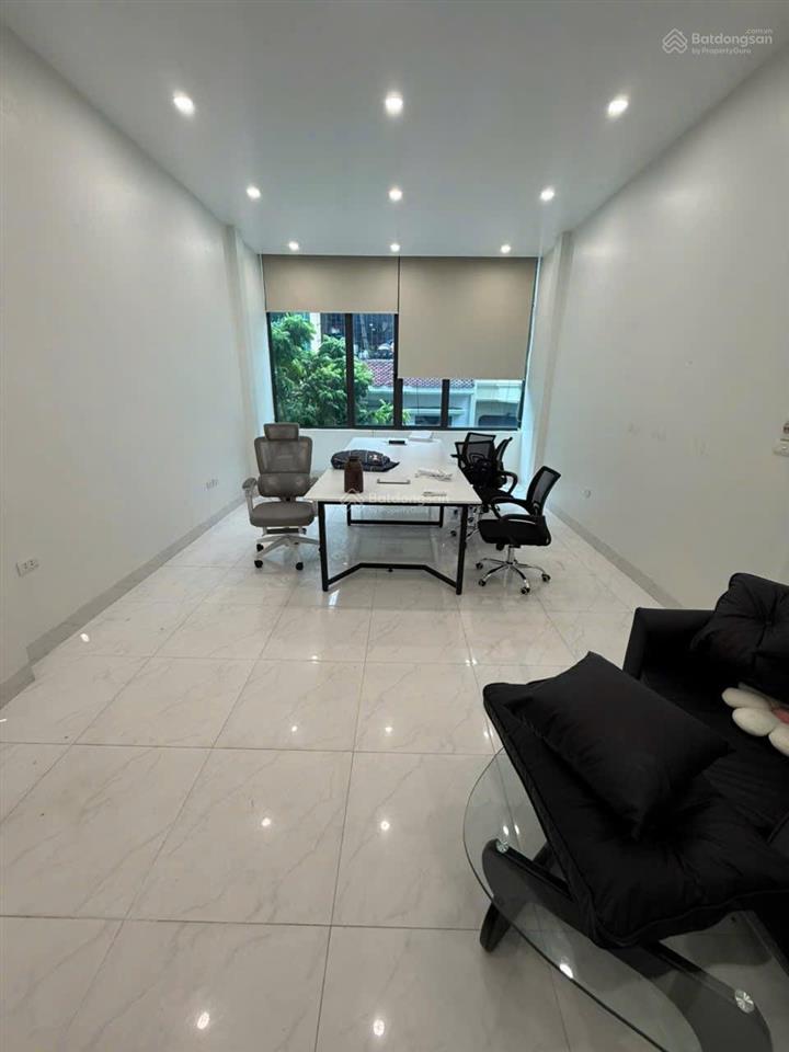 Chính chủ cho thuê vp 81 hoàng cầu 55 m2 giá 8,5 triệu/tháng có thang máy chỗ để xe 0977 227 ***