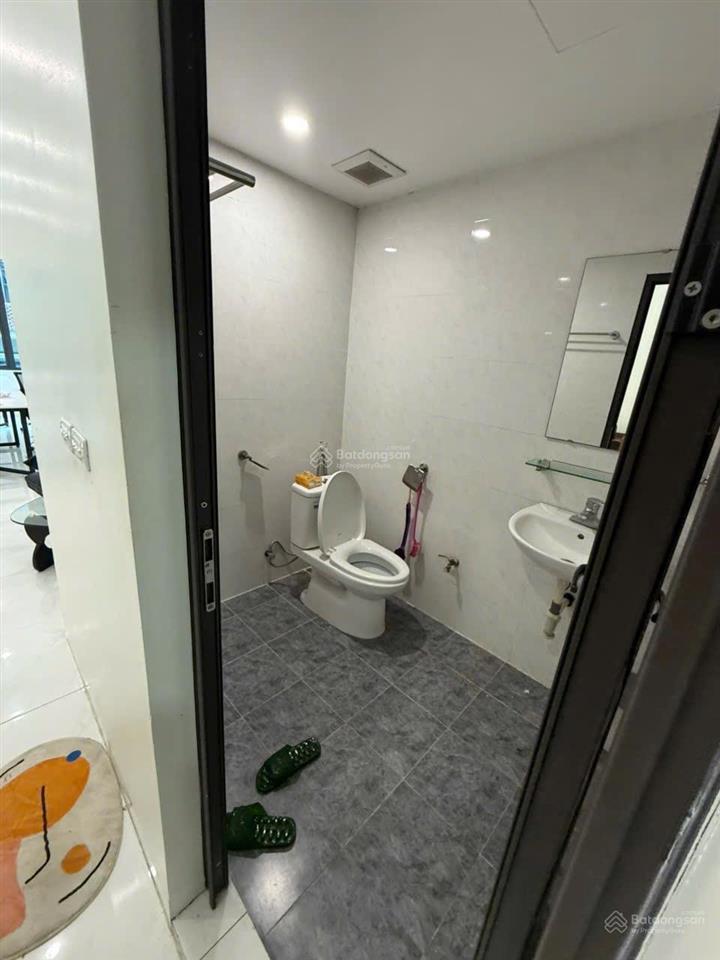 Chính chủ cho thuê vp 81 hoàng cầu 55 m2 giá 8,5 triệu/tháng có thang máy chỗ để xe 0977 227 ***