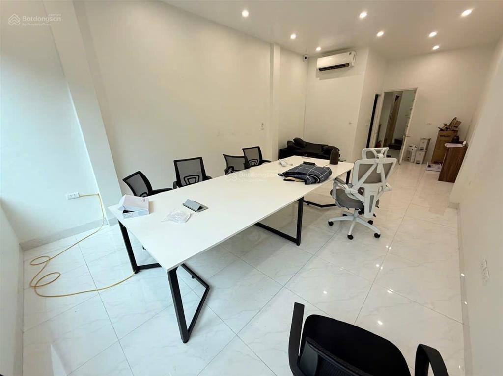 Chính chủ cho thuê vp 81 hoàng cầu 55 m2 giá 8,5 triệu/tháng có thang máy chỗ để xe 0977 227 ***