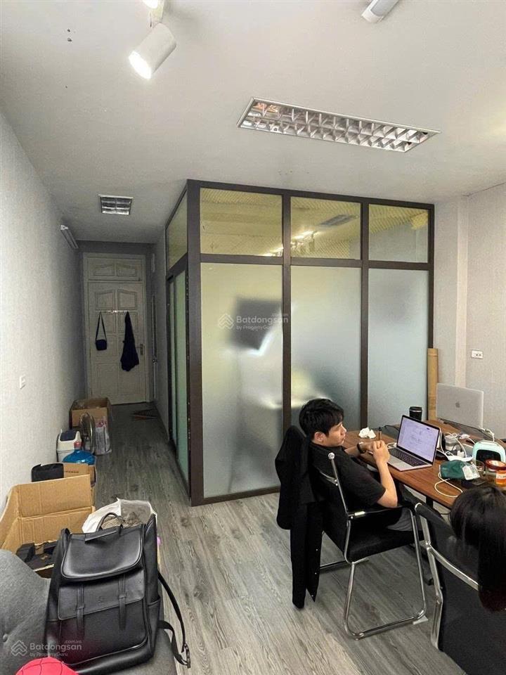 Cho thuê văn phòng ngõ 59 hoàng cầu 40 m²  7 triệu/tháng có thang máy cửa sổ kính đẹp