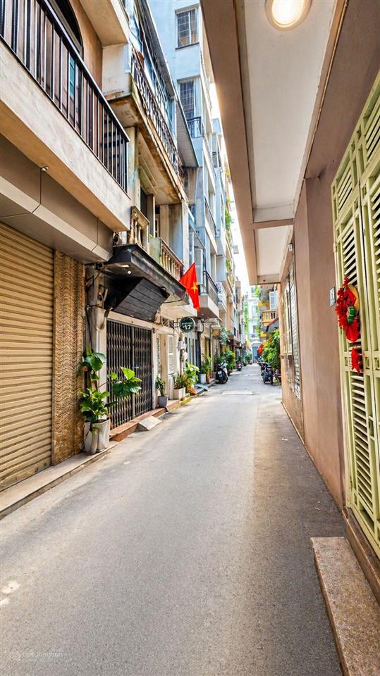 Lý nam đế  54.8m  mặt tiền 12m hiếm  cách mặt phố 10m  ô tô 7 chỗ đỗ cửa.
