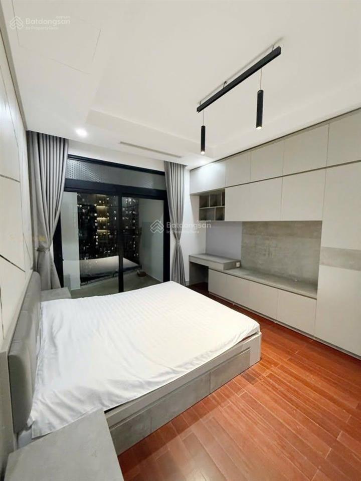 Tôi cần bán căn góc chung cư starlake tây hồ tây. dt 112m2, 3pn, 2vs giá 20 tỷ full nội thất