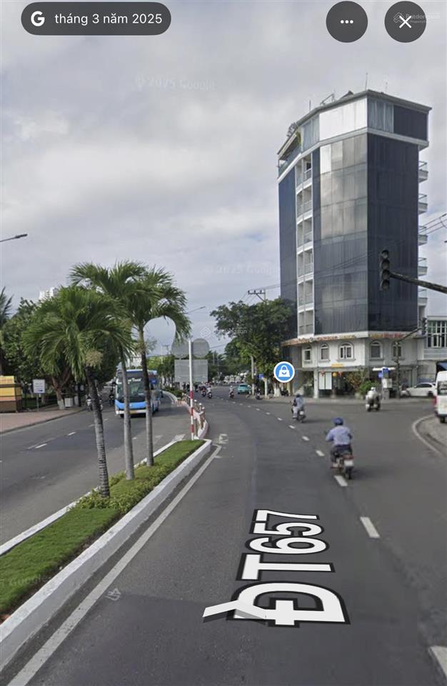 Chỉ 8.6 tỷ  sở hữu nhà mặt biển nha trang mặt tiền rộng 7m  đối diện công viên  vỉa hè 5m