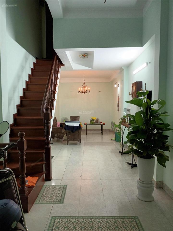 Nhà mặt tiền phố cổ giáp hồ tây cho thuê