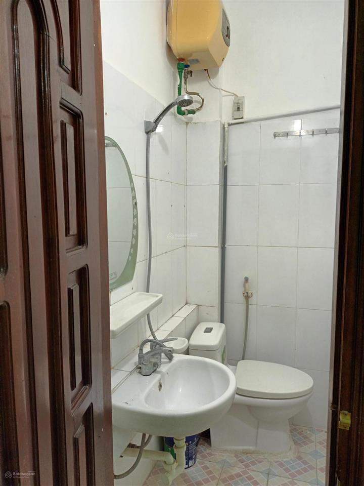 Nhà mặt tiền phố cổ giáp hồ tây cho thuê