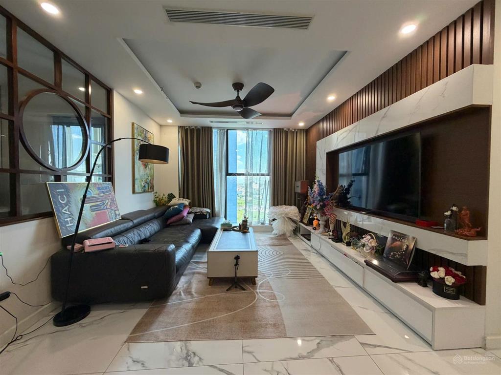 Cho thuê sunshine city 3 ngủ view sân golf tầng trung đủ đồ  0974 606 ***