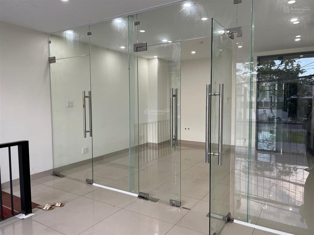 Nắm bắt cơ hội có một văn phòng làm việc sang trọng, chuyên nghiệp