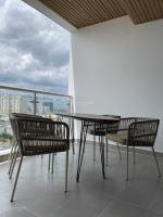 Cần bán căn 4pn harv view sông, lầu cao, nội thất cơ bản, giá 12 tỷ.  vân 0906 812 ***