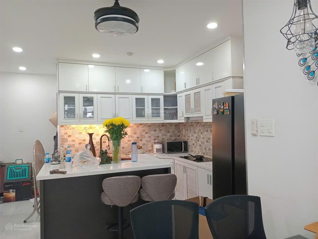 Cho thuê căn 4pn view sông, đầy đủ nội thất, tầng cao, giá 32 triệu/tháng.  vân 0906 812 ***