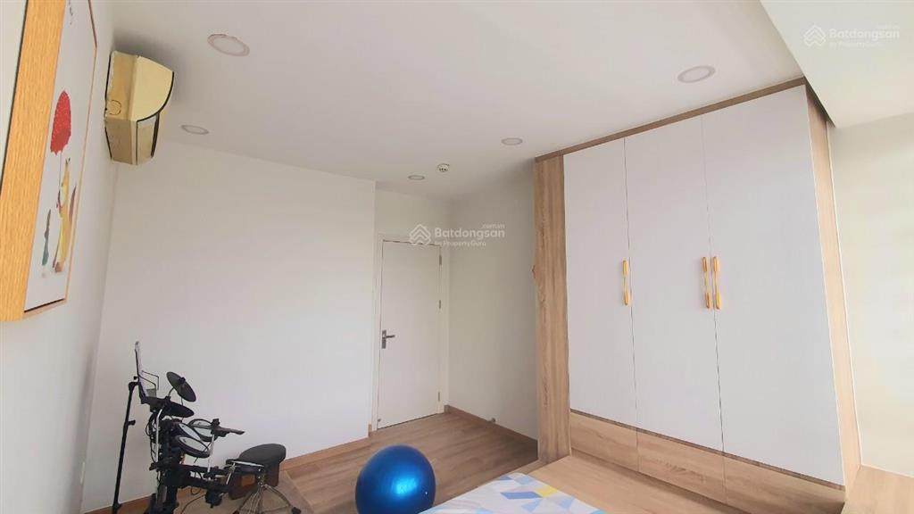 Cho thuê căn 3pn nội thất cơ bản, lầu cao, giá 22 triệu, thương lượng nhẹ.  0906 326 *** phát