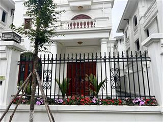 Bán căn biệt thự vườn cam sát hồ. giá chỉ 130tr/m2.  0971 797 ***