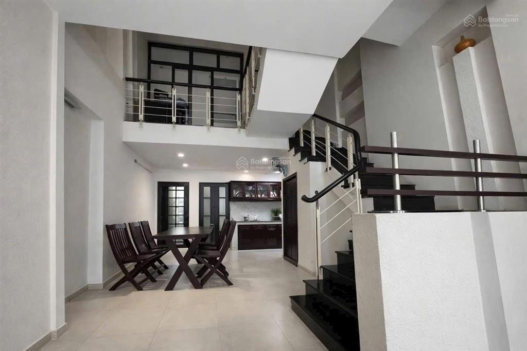 Nhà ven biển phố người hàn , 4 tầng nhà mới , khu yên tĩnh giá 12,5tỷ . giá quá tốt