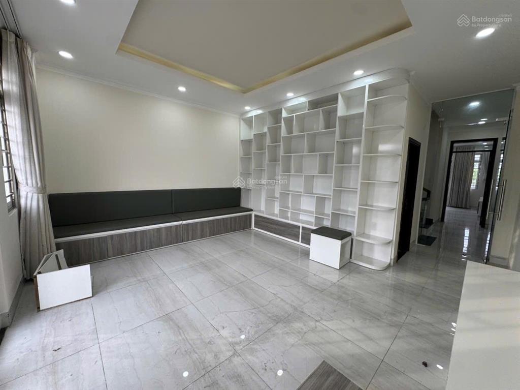 Bán nhà phố thương mại biconsi bạch đằng 5pn  5wc sân xe hơi