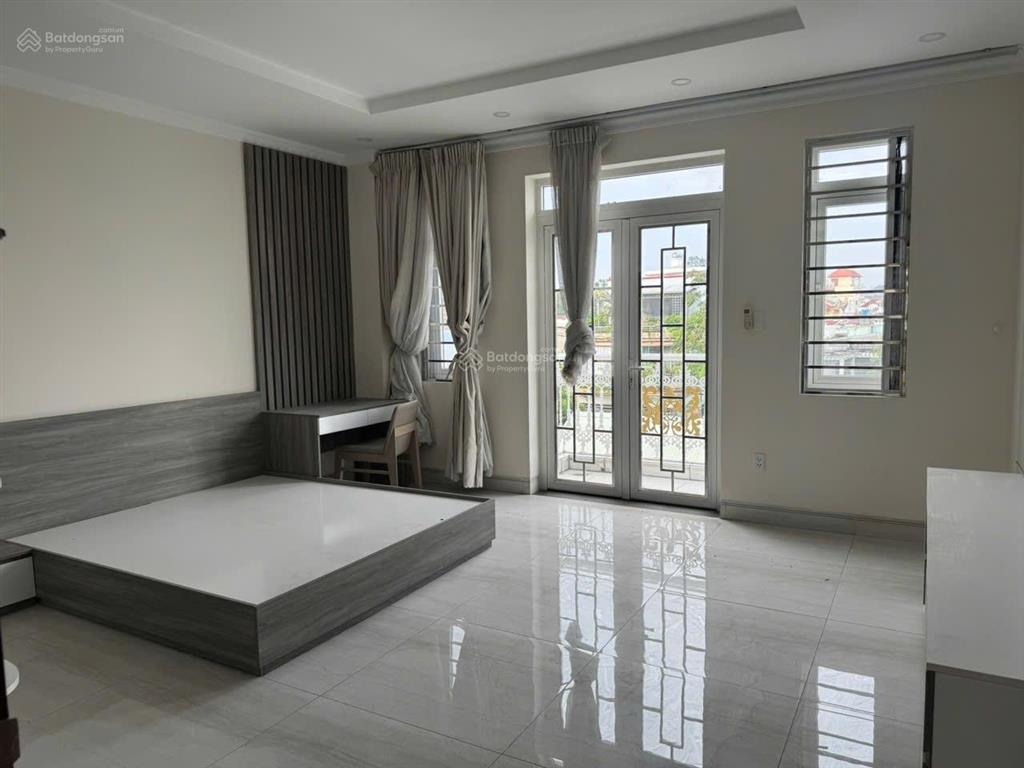 Bán nhà phố thương mại biconsi bạch đằng 5pn  5wc sân xe hơi