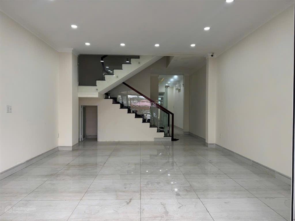 Bán nhà phố thương mại biconsi bạch đằng 5pn  5wc sân xe hơi