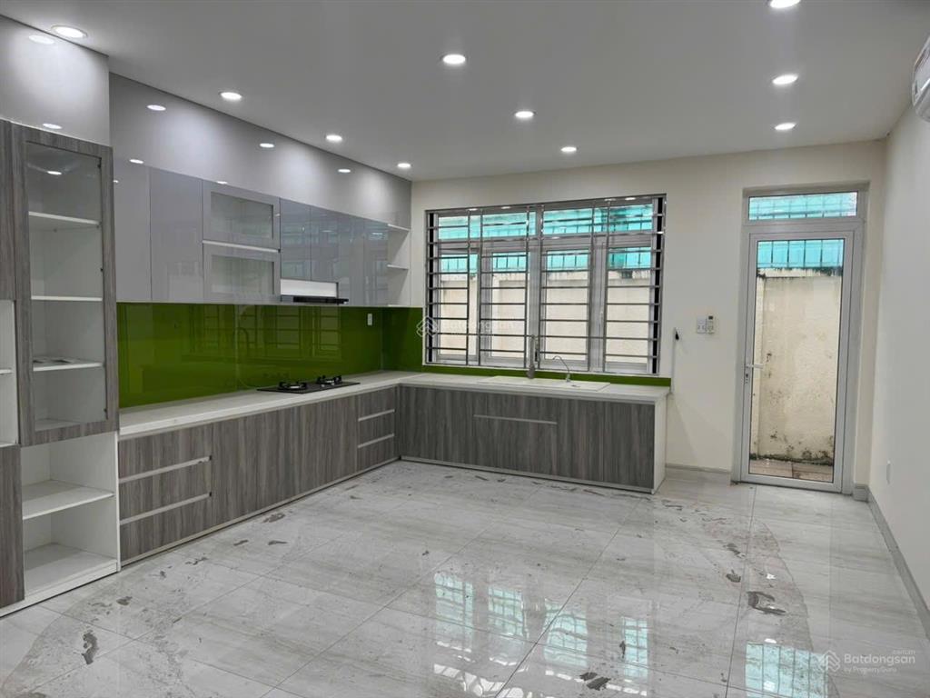 Bán nhà phố thương mại biconsi bạch đằng 5pn  5wc sân xe hơi