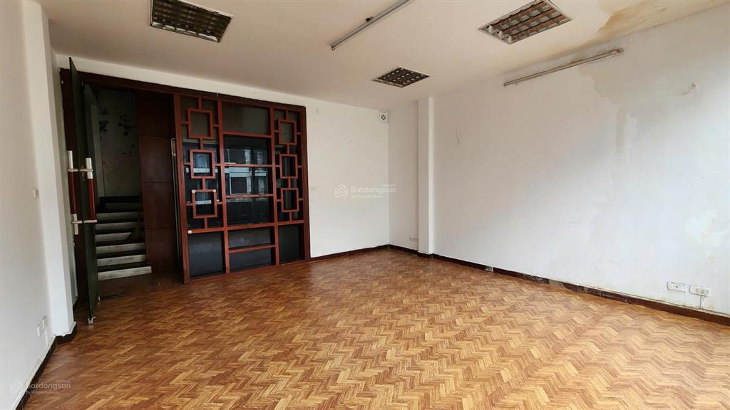 Cho thuê văn phòng khu cầu giấy, vũ phạm hàm, nguyễn khang, dt 35m2, mặt tiền rộng đẹp