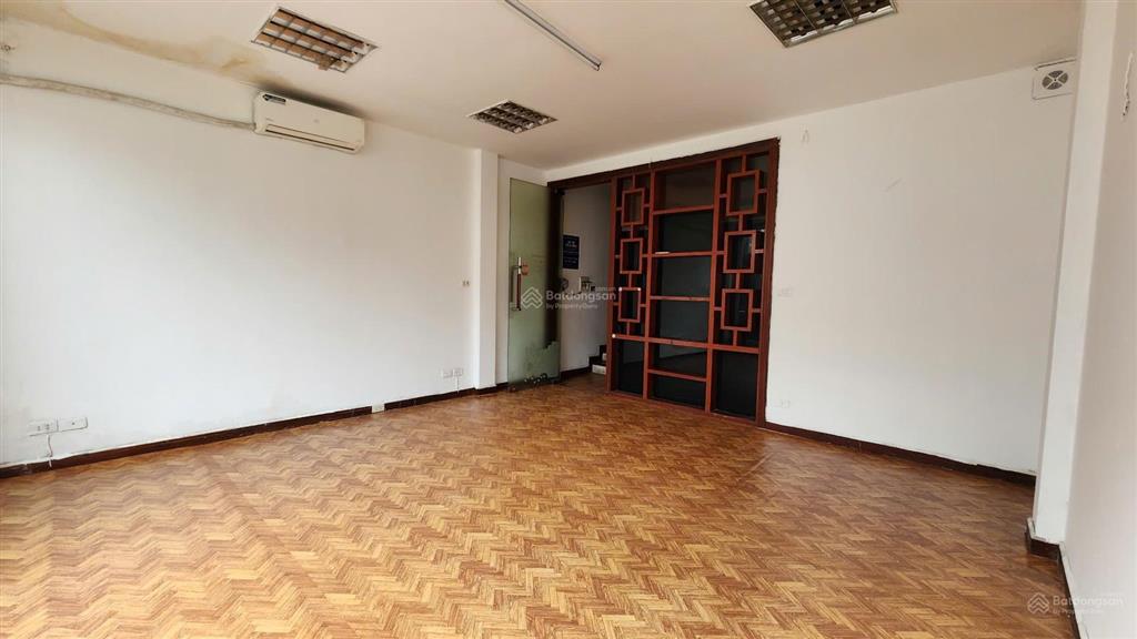 Cho thuê văn phòng khu cầu giấy, vũ phạm hàm, nguyễn khang, dt 35m2, mặt tiền rộng đẹp