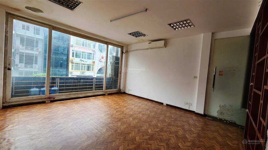 Cho thuê văn phòng khu cầu giấy, vũ phạm hàm, nguyễn khang, dt 35m2, mặt tiền rộng đẹp