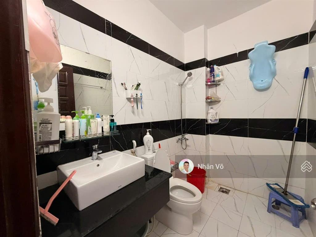 Nhà đẹp ở liền, gần nhà thờ hầm thiên phước. dt 4mx16m, 2lầu, st. 4pn. giá 12tỷ tl
