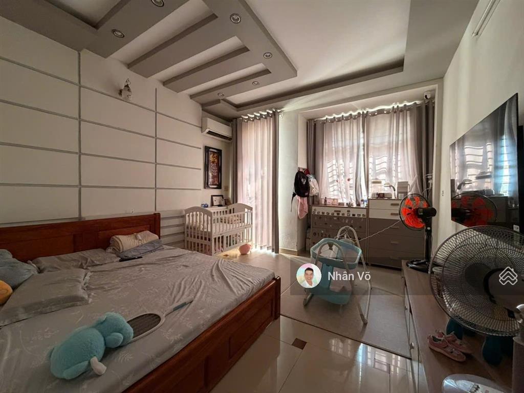 Nhà đẹp ở liền, gần nhà thờ hầm thiên phước. dt 4mx16m, 2lầu, st. 4pn. giá 12tỷ tl