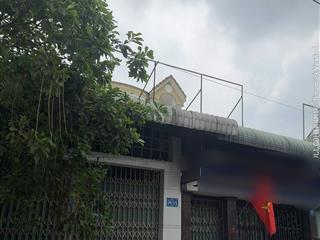 Kẹt tiền bán căn nhà 2 lầu đẹp mt đường ngay cầu phú long, gần trạm thu phí dt 204m2 (6x34)m