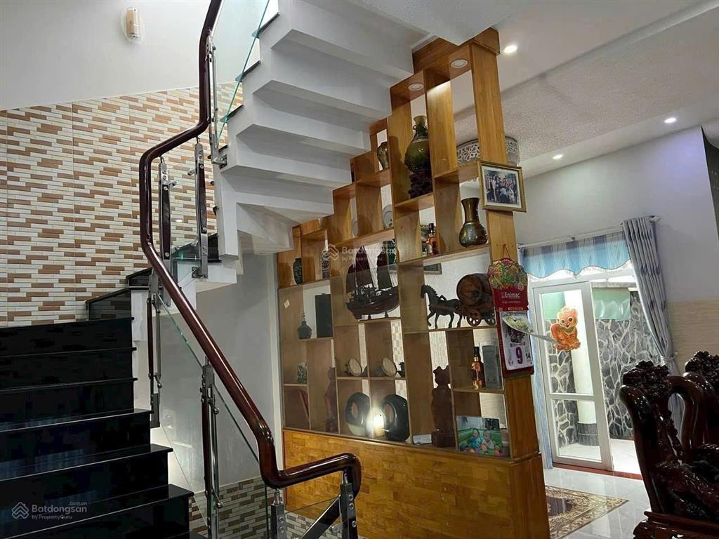 Kẹt tiền bán căn nhà 2 lầu đẹp mt đường ngay cầu phú long, gần trạm thu phí dt 204m2 (6x34)m