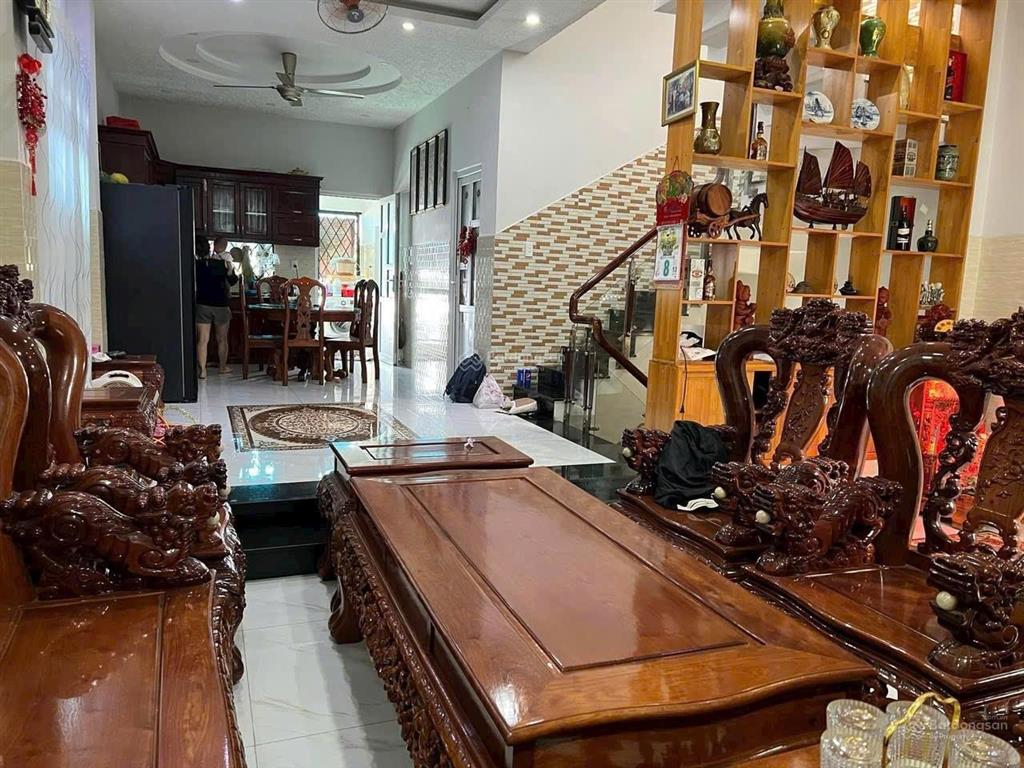 Kẹt tiền bán căn nhà 2 lầu đẹp mt đường ngay cầu phú long, gần trạm thu phí dt 204m2 (6x34)m