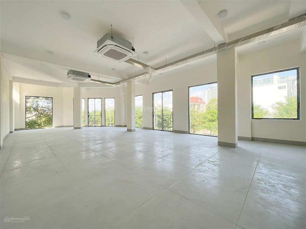 Cho thuê tòa nhà văn phòng hầm 6 tầng nổi ~700m2 sàn p thạnh mỹ lợi trung tâm hành chính quận 2