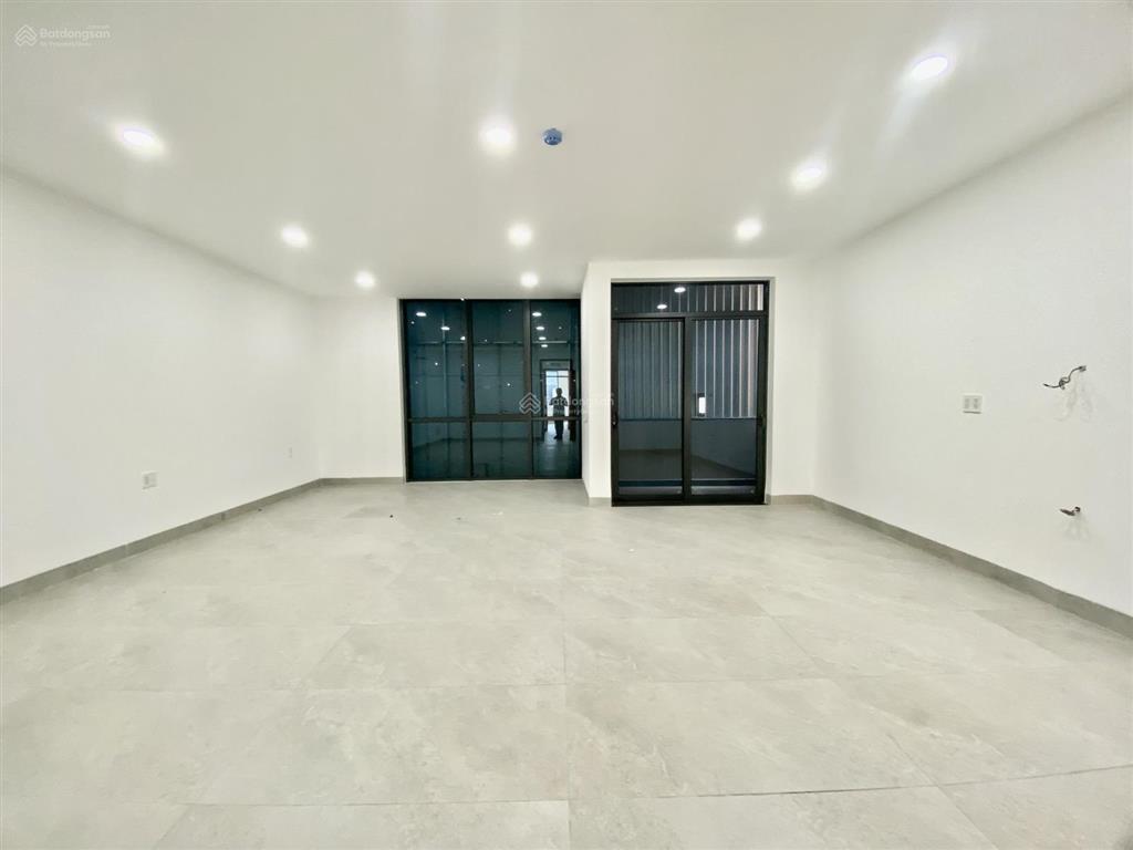 Cho thuê tòa nhà văn phòng 8 tầng ~ 1000m2 sàn mặt tiền bát nàn trung tâm thạnh mỹ lợi, quận 2