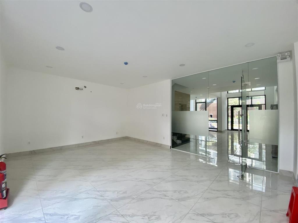 Cho thuê tòa nhà văn phòng 8 tầng ~ 1000m2 sàn mặt tiền bát nàn trung tâm thạnh mỹ lợi, quận 2