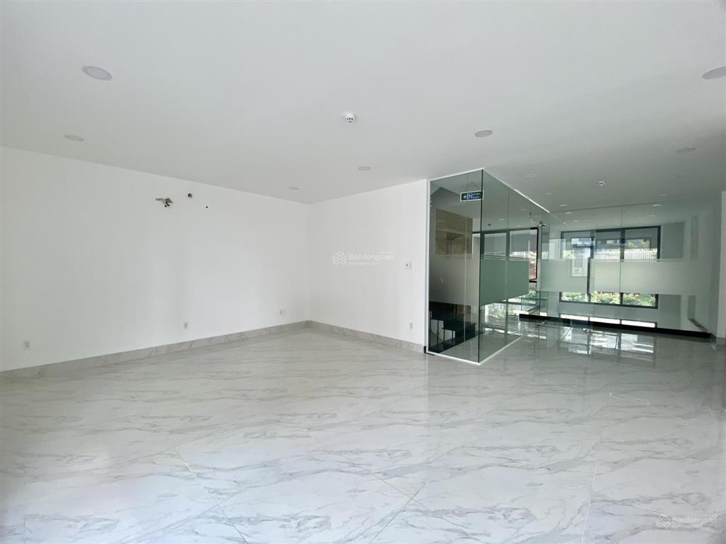 Cho thuê tòa nhà văn phòng 8 tầng ~ 1000m2 sàn mặt tiền bát nàn trung tâm thạnh mỹ lợi, quận 2