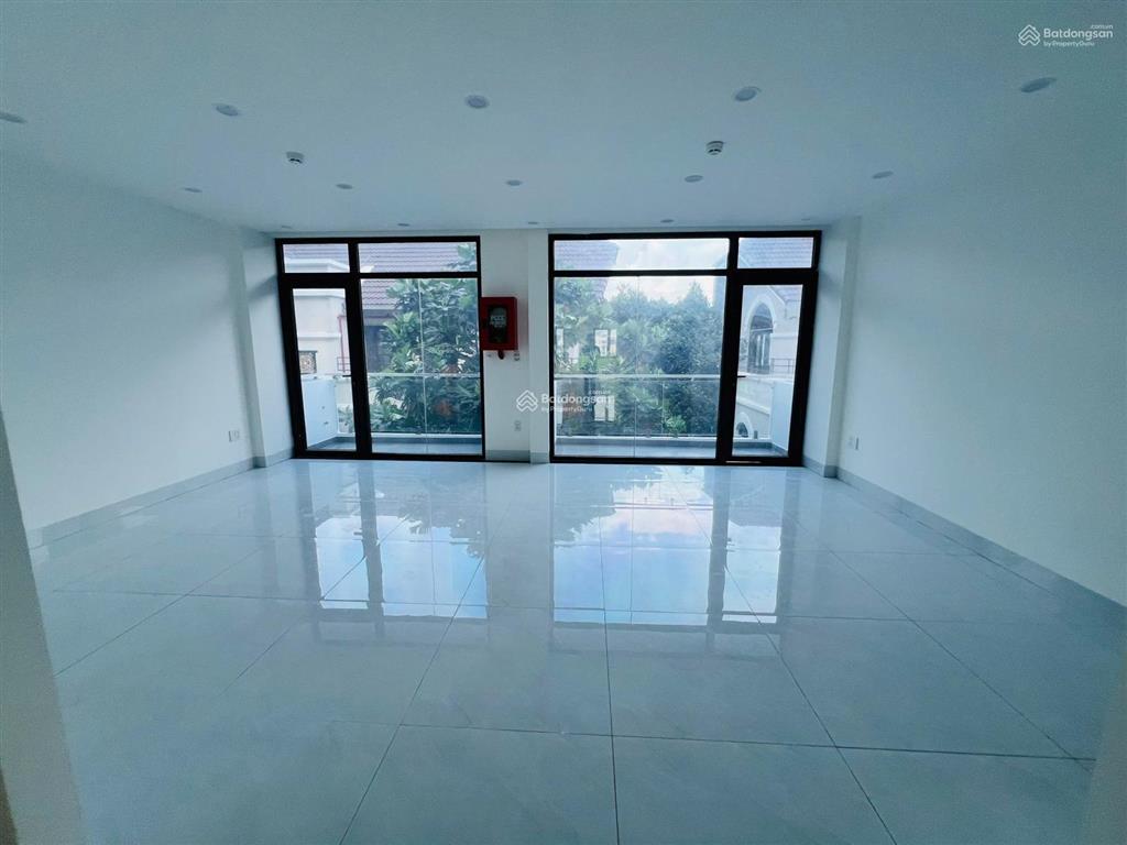 Cho thuê tòa nhà 7 tầng ~700m2 sàn trống suốt thang máy mặt tiền trương văn bang, trung tâm quận 2