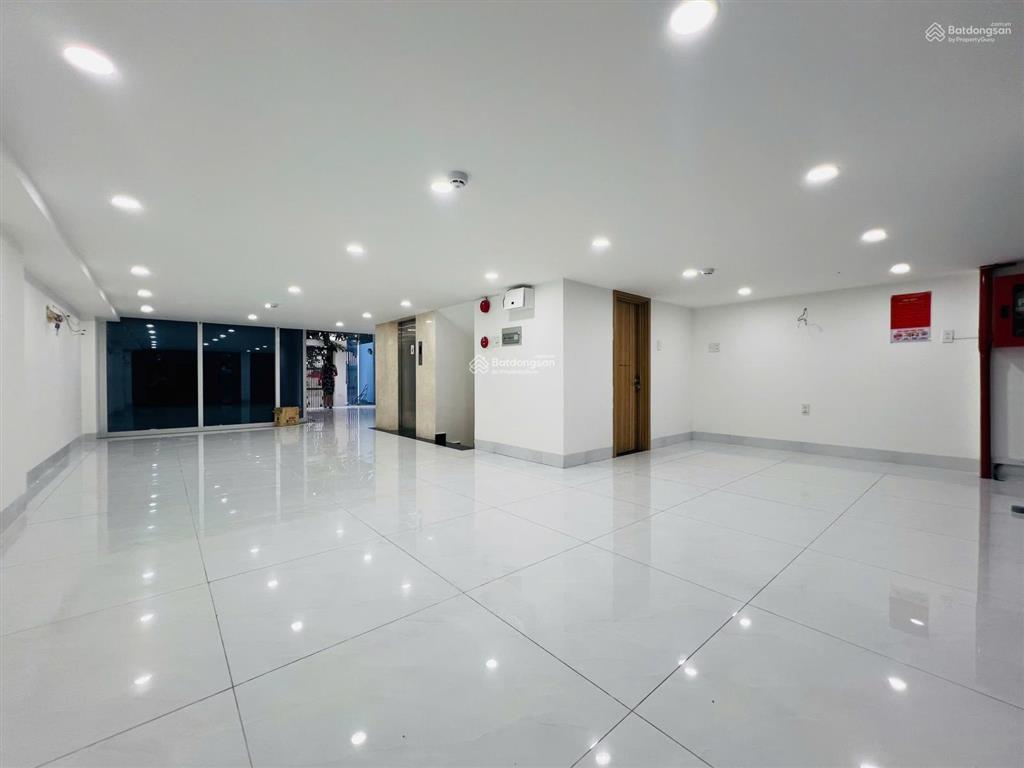 Cho thuê tòa nhà 7 tầng ~700m2 sàn trống suốt thang máy mặt tiền trương văn bang, trung tâm quận 2